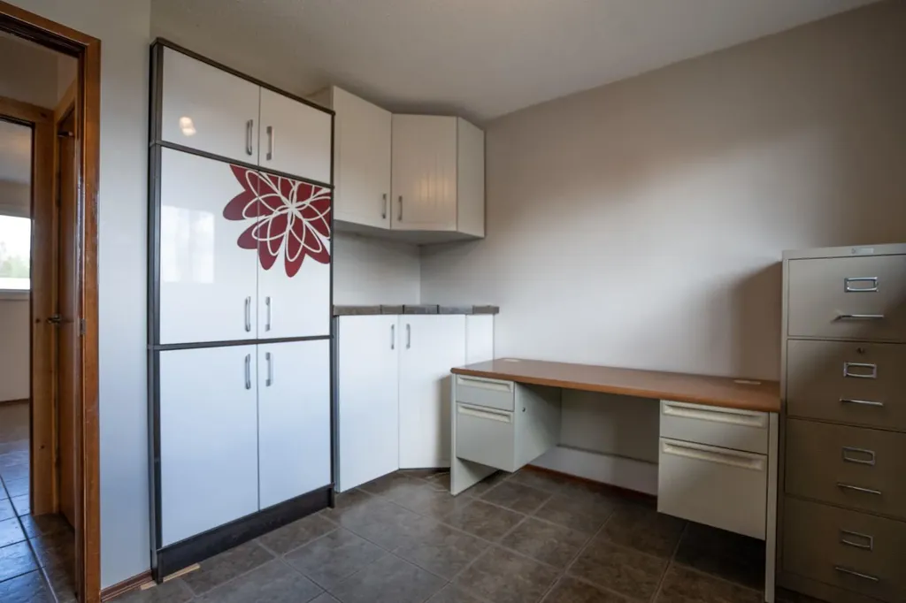 5607 48 Avenue Lacombe AB T4L 1M7