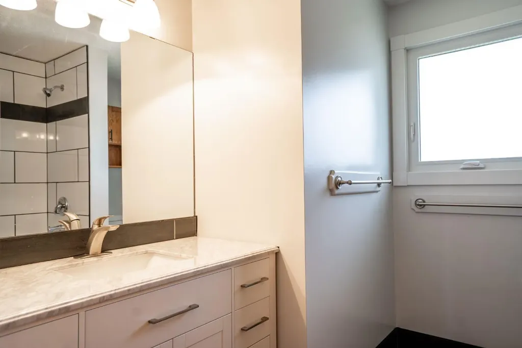 5607 48 Avenue Lacombe AB T4L 1M7
