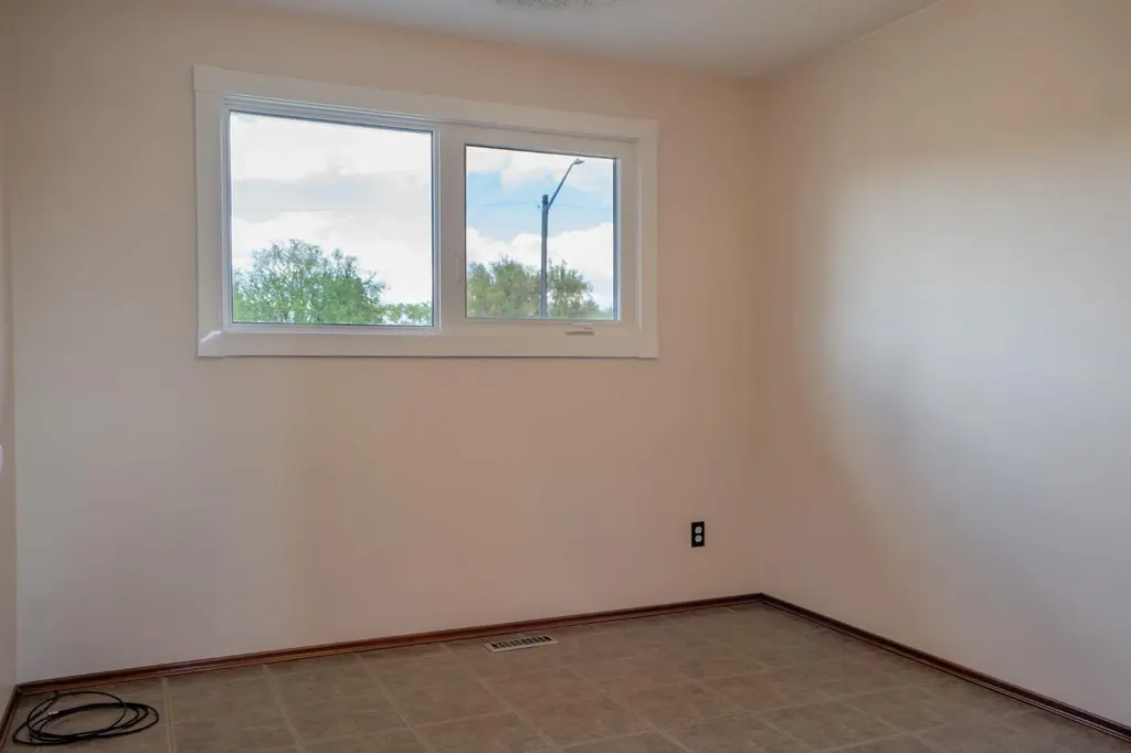 5607 48 Avenue Lacombe AB T4L 1M7