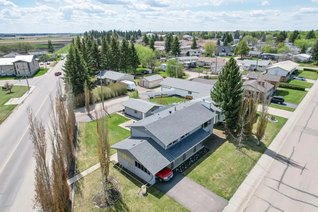 5607 48 Avenue Lacombe AB T4L 1M7