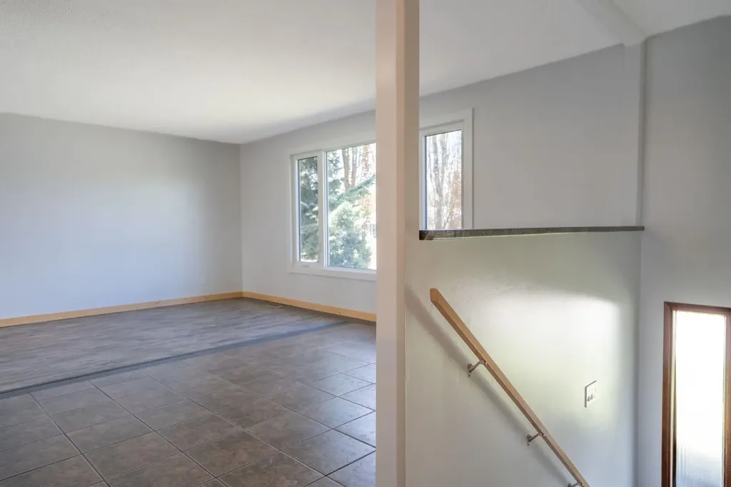5607 48 Avenue Lacombe AB T4L 1M7