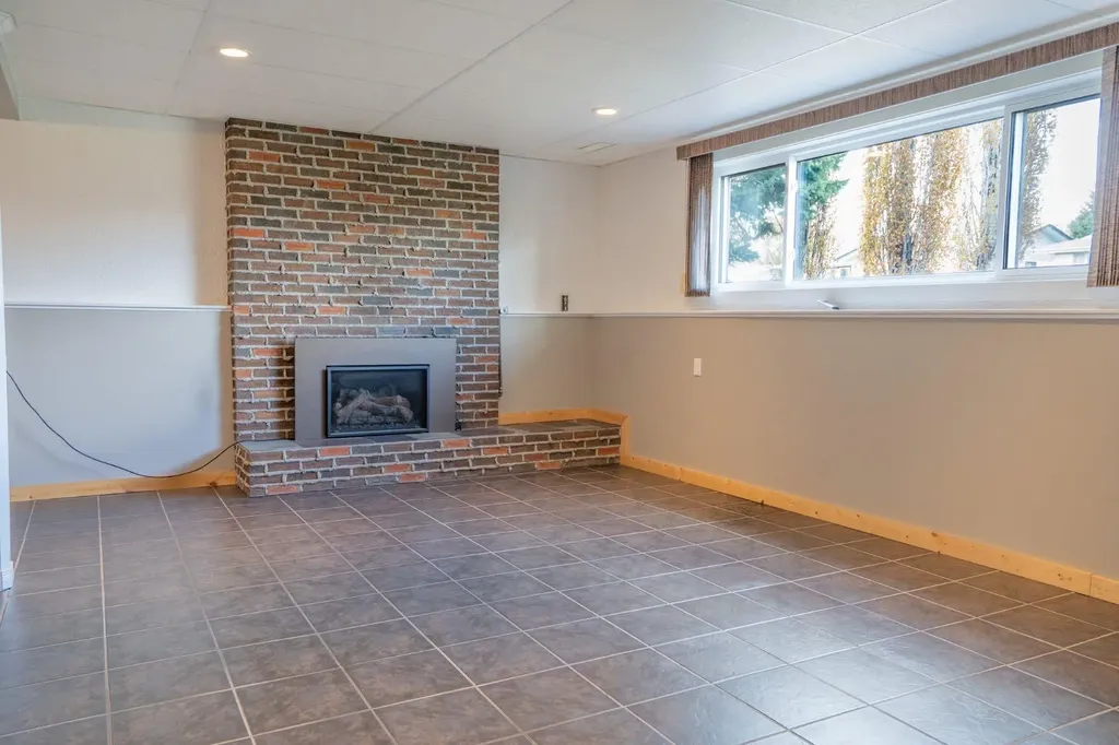 5607 48 Avenue Lacombe AB T4L 1M7