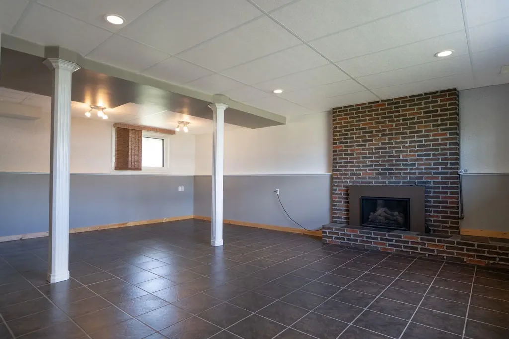 5607 48 Avenue Lacombe AB T4L 1M7