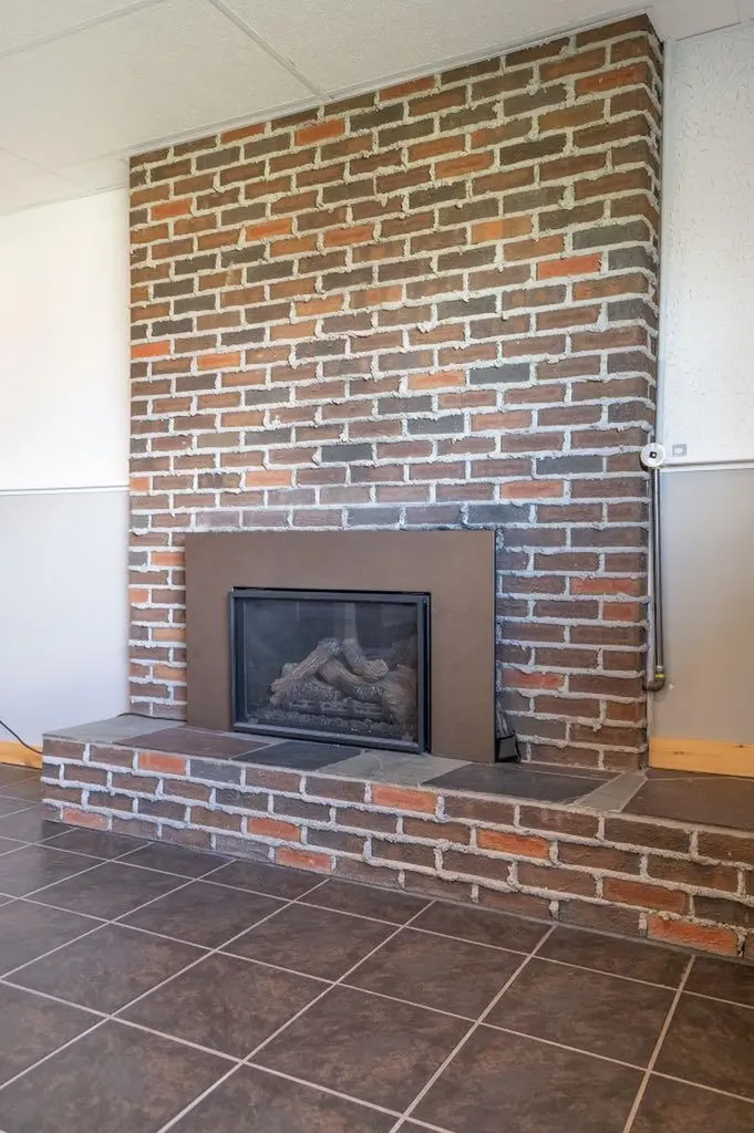 5607 48 Avenue Lacombe AB T4L 1M7