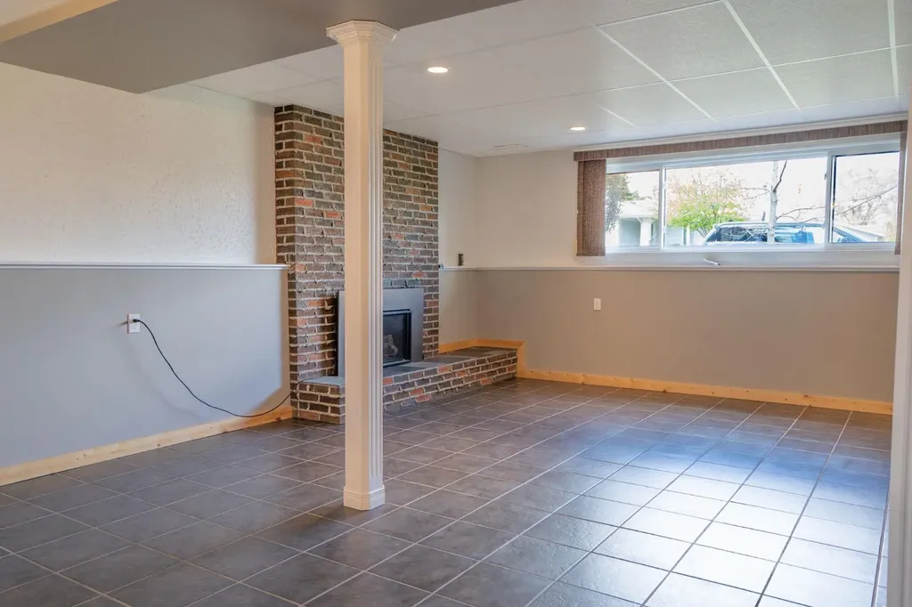 5607 48 Avenue Lacombe AB T4L 1M7