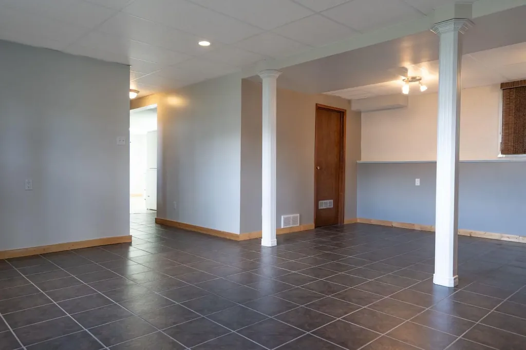 5607 48 Avenue Lacombe AB T4L 1M7