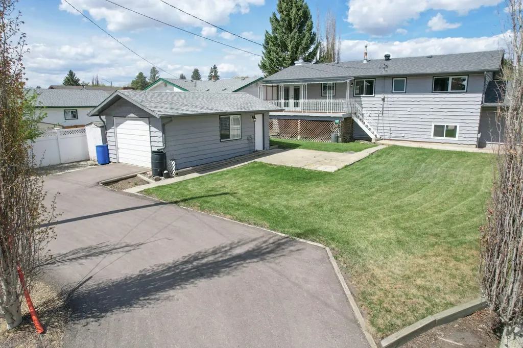 5607 48 Avenue Lacombe AB T4L 1M7