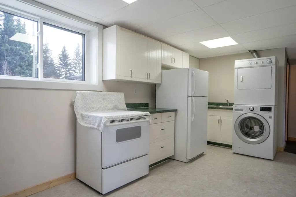 5607 48 Avenue Lacombe AB T4L 1M7