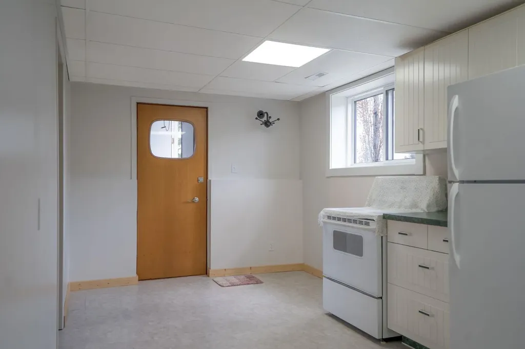 5607 48 Avenue Lacombe AB T4L 1M7