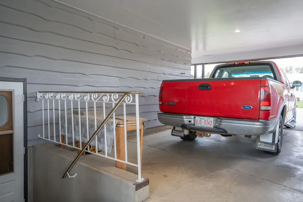 5607 48 Avenue Lacombe AB T4L 1M7