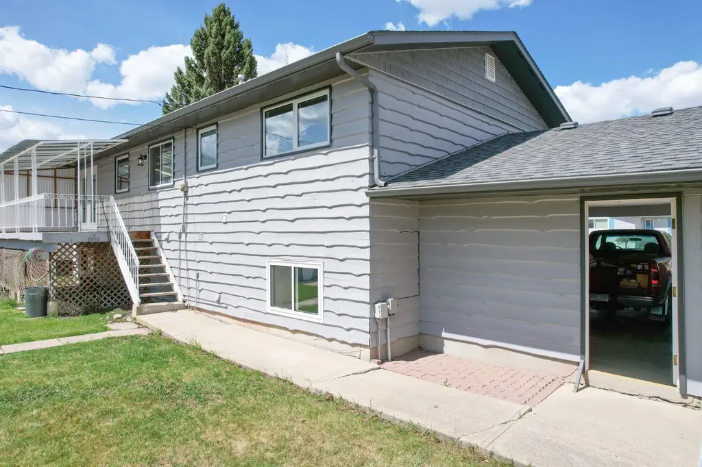 5607 48 Avenue Lacombe AB T4L 1M7