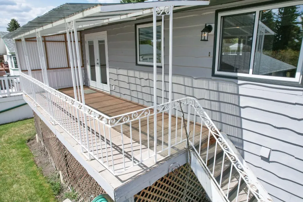 5607 48 Avenue Lacombe AB T4L 1M7