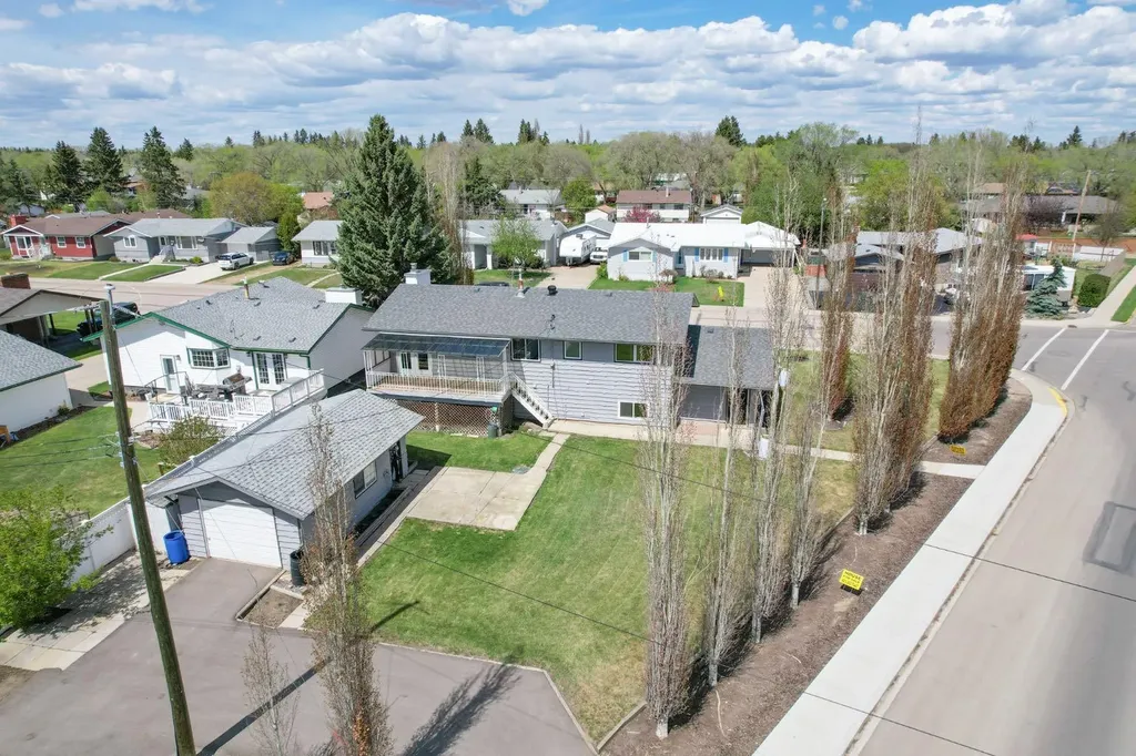 5607 48 Avenue Lacombe AB T4L 1M7