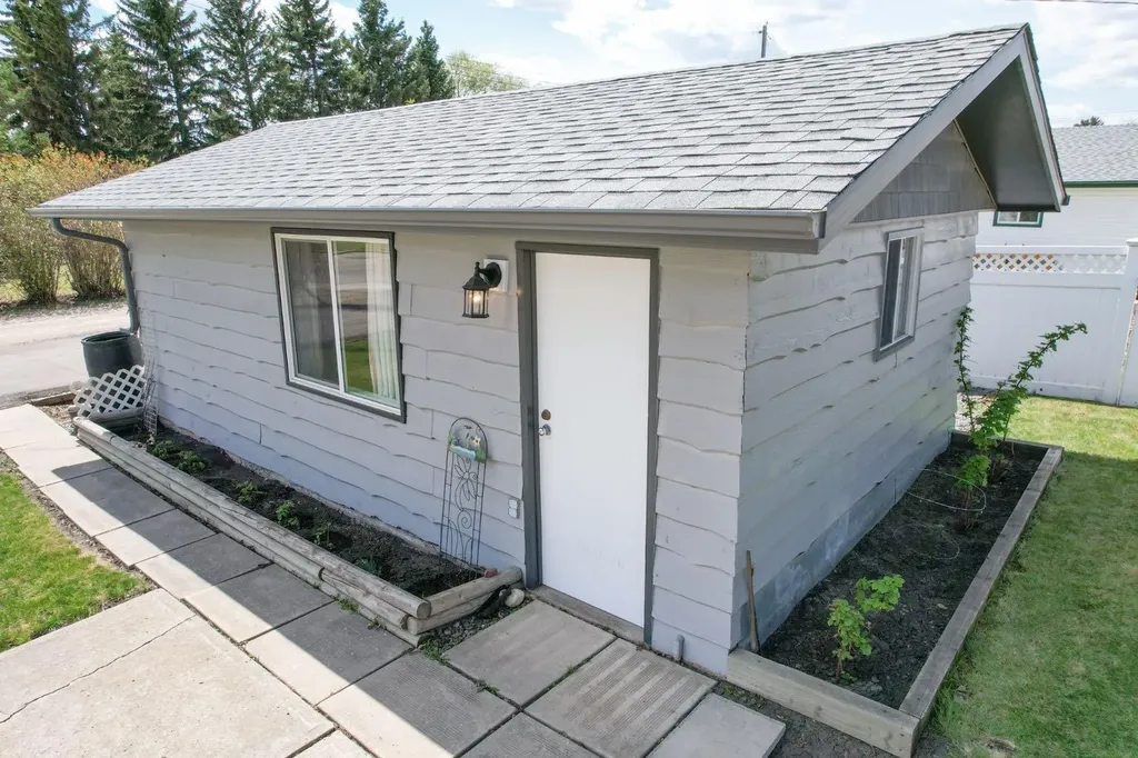 5607 48 Avenue Lacombe AB T4L 1M7
