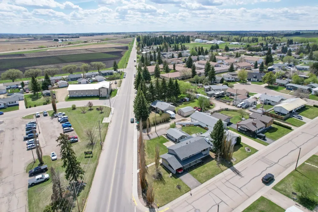 5607 48 Avenue Lacombe AB T4L 1M7