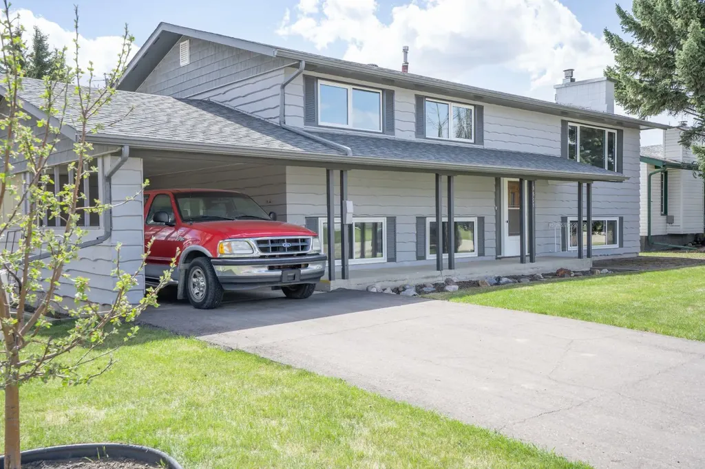 5607 48 Avenue Lacombe AB T4L 1M7