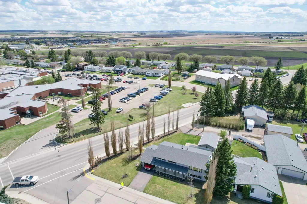 5607 48 Avenue Lacombe AB T4L 1M7