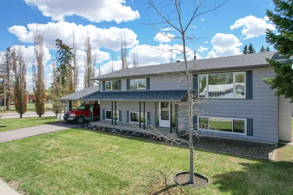 5607 48 Avenue Lacombe AB T4L 1M7
