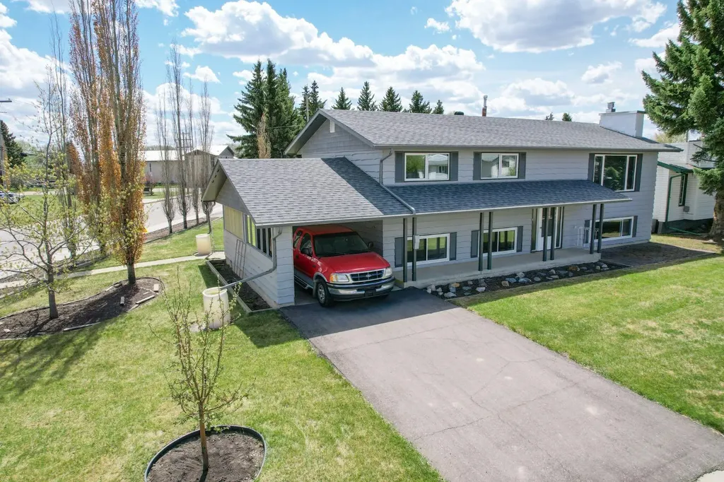5607 48 Avenue Lacombe AB T4L 1M7