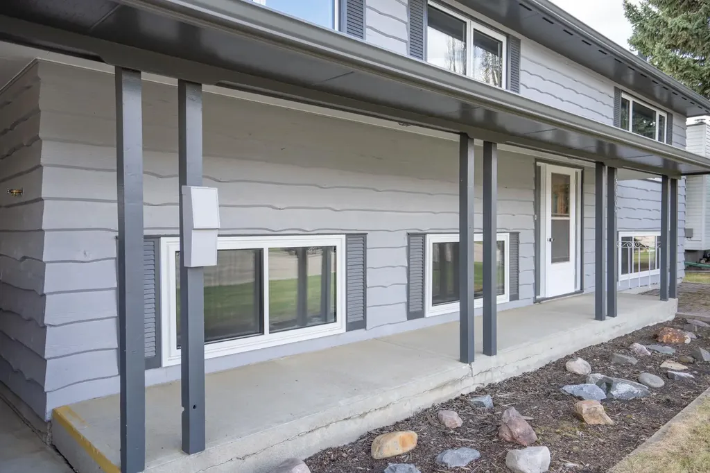 5607 48 Avenue Lacombe AB T4L 1M7