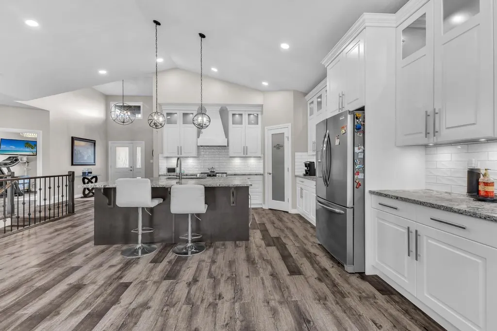 5052 Lakeshore Drive Sylvan Lake AB T4S 2L7