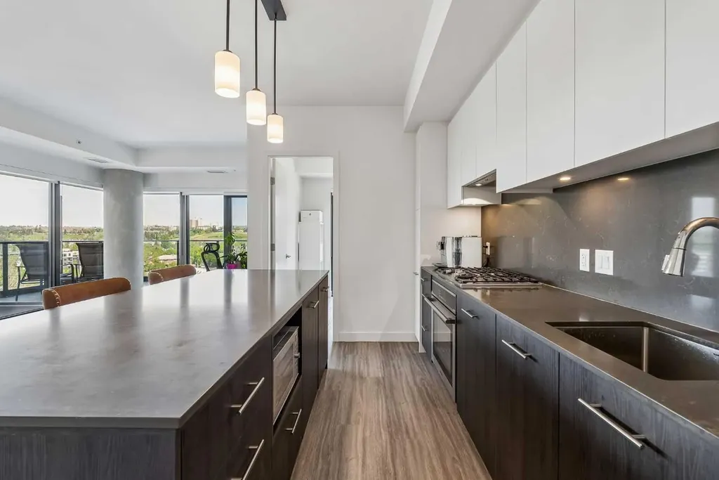 730 2 Avenue SW Calgary AB T2P 1R8