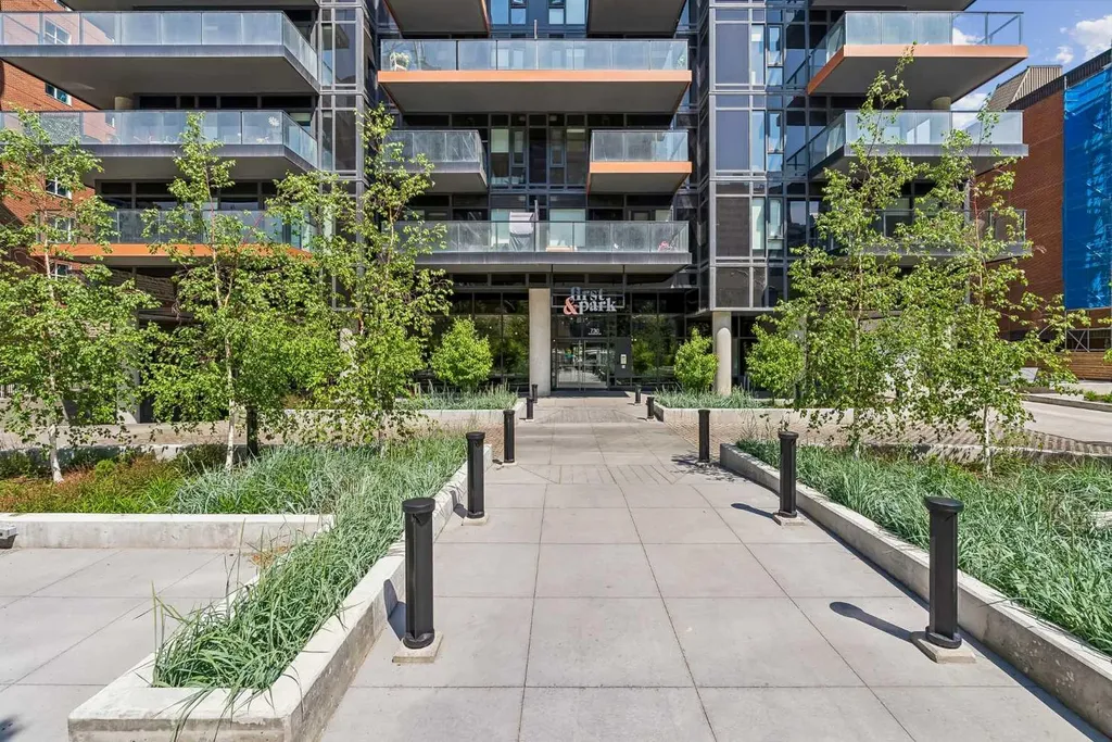 730 2 Avenue SW Calgary AB T2P 1R8