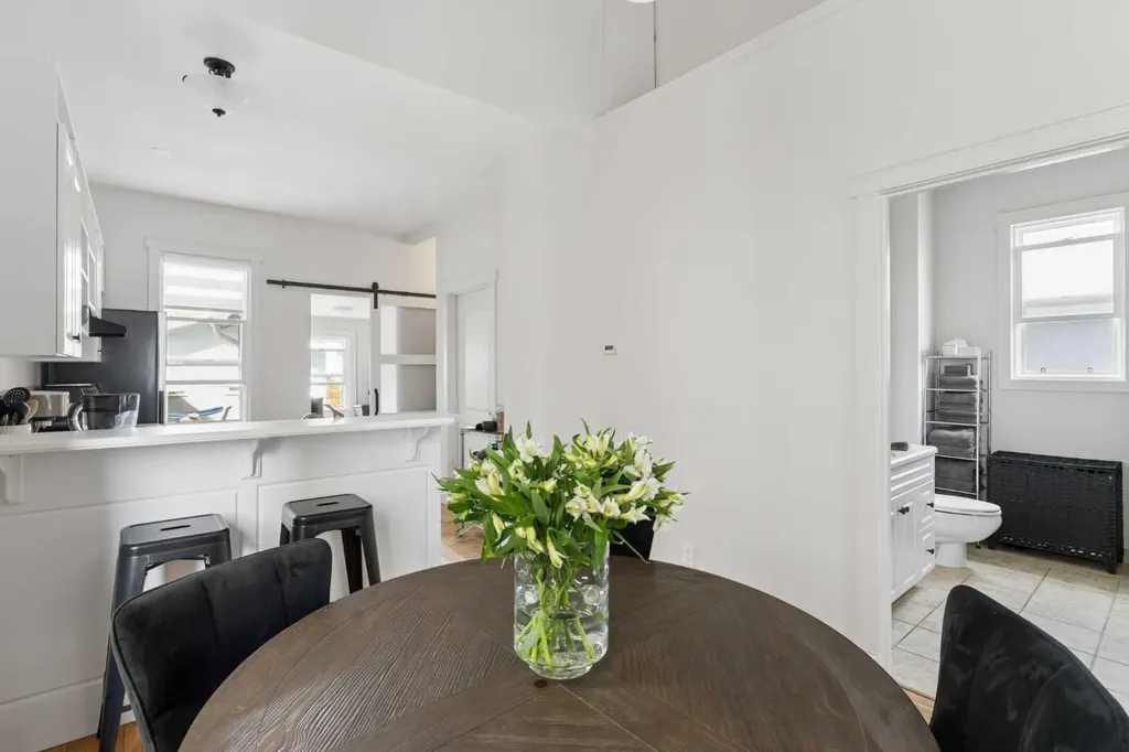 128 18 Avenue NE Calgary AB T2E 1M9