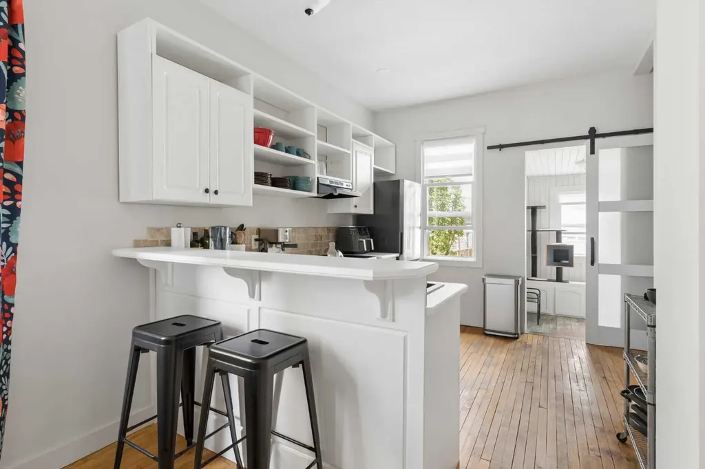 128 18 Avenue NE Calgary AB T2E 1M9