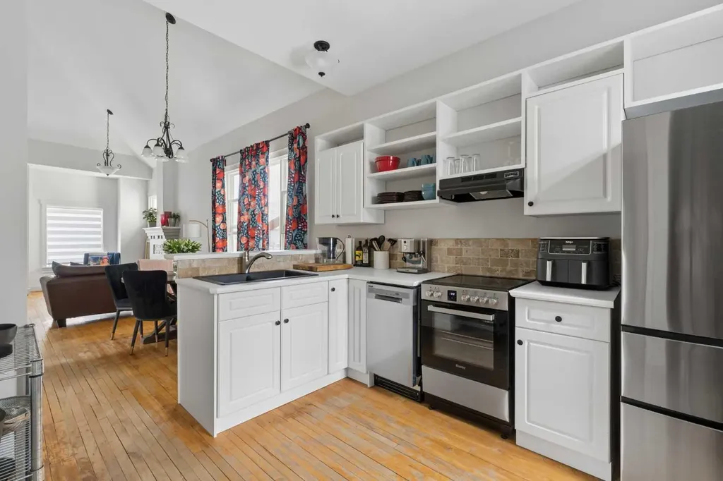 128 18 Avenue NE Calgary AB T2E 1M9