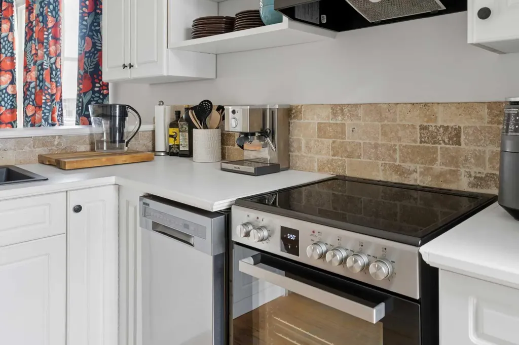 128 18 Avenue NE Calgary AB T2E 1M9
