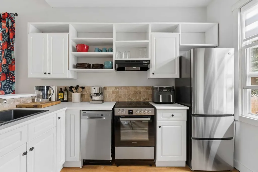 128 18 Avenue NE Calgary AB T2E 1M9