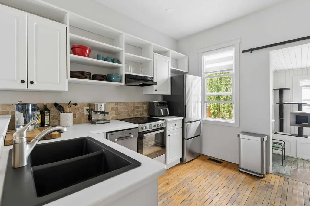 128 18 Avenue NE Calgary AB T2E 1M9