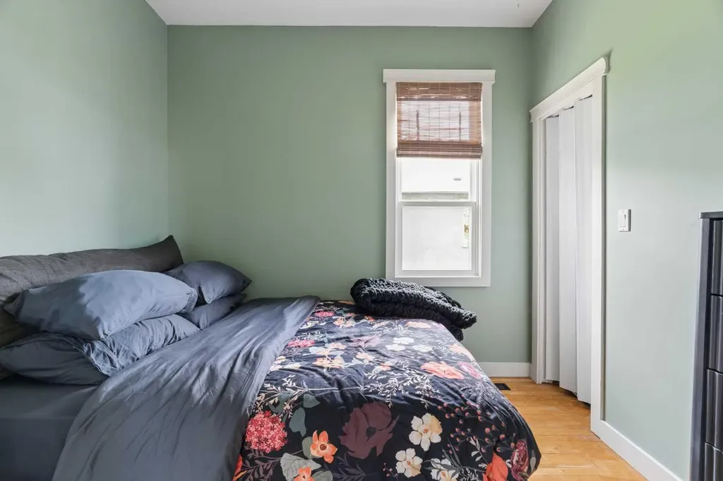 128 18 Avenue NE Calgary AB T2E 1M9