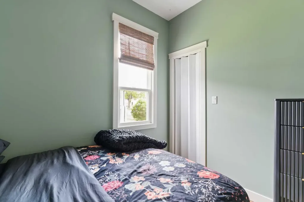 128 18 Avenue NE Calgary AB T2E 1M9