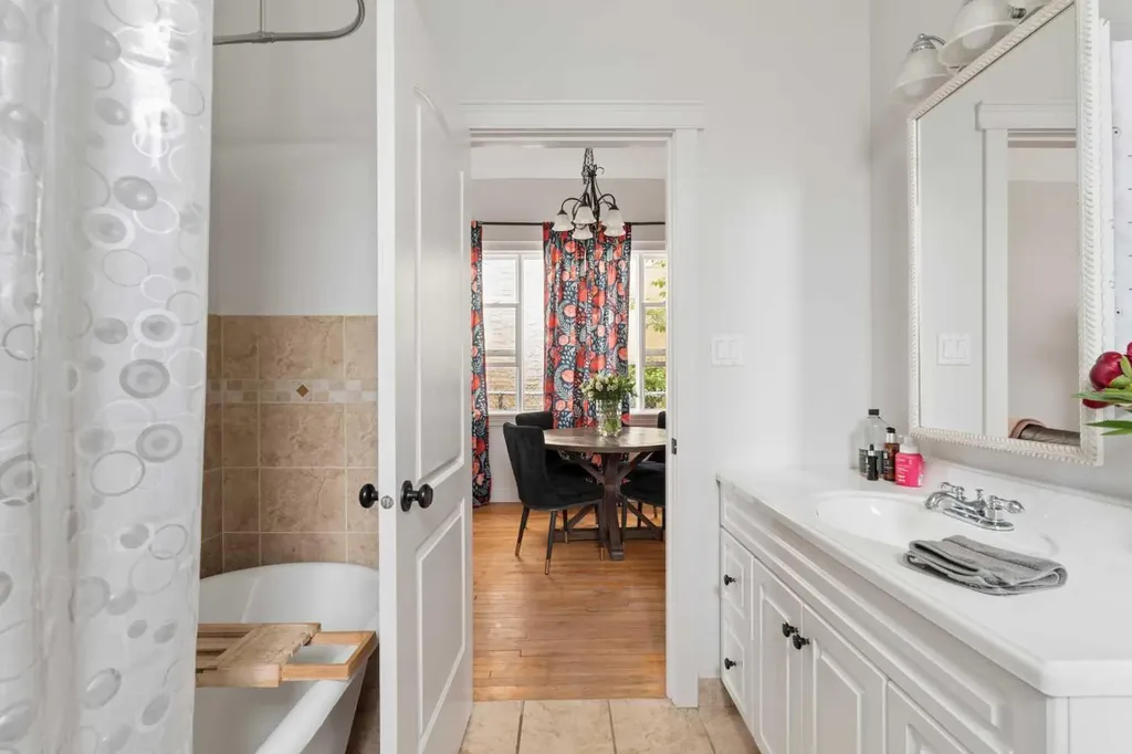 128 18 Avenue NE Calgary AB T2E 1M9