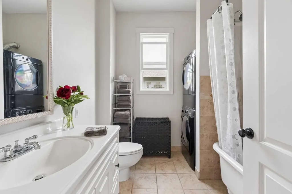 128 18 Avenue NE Calgary AB T2E 1M9
