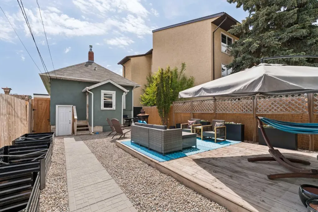 128 18 Avenue NE Calgary AB T2E 1M9