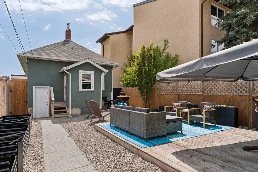 128 18 Avenue NE Calgary AB T2E 1M9