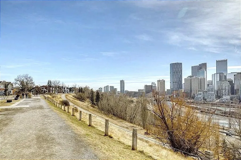 128 18 Avenue NE Calgary AB T2E 1M9
