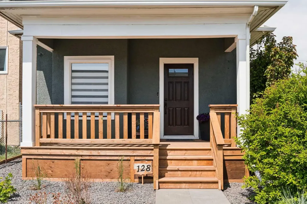 128 18 Avenue NE Calgary AB T2E 1M9