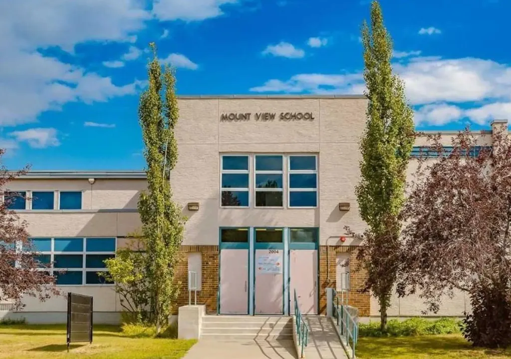 128 18 Avenue NE Calgary AB T2E 1M9