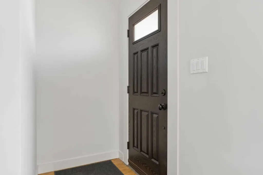 128 18 Avenue NE Calgary AB T2E 1M9