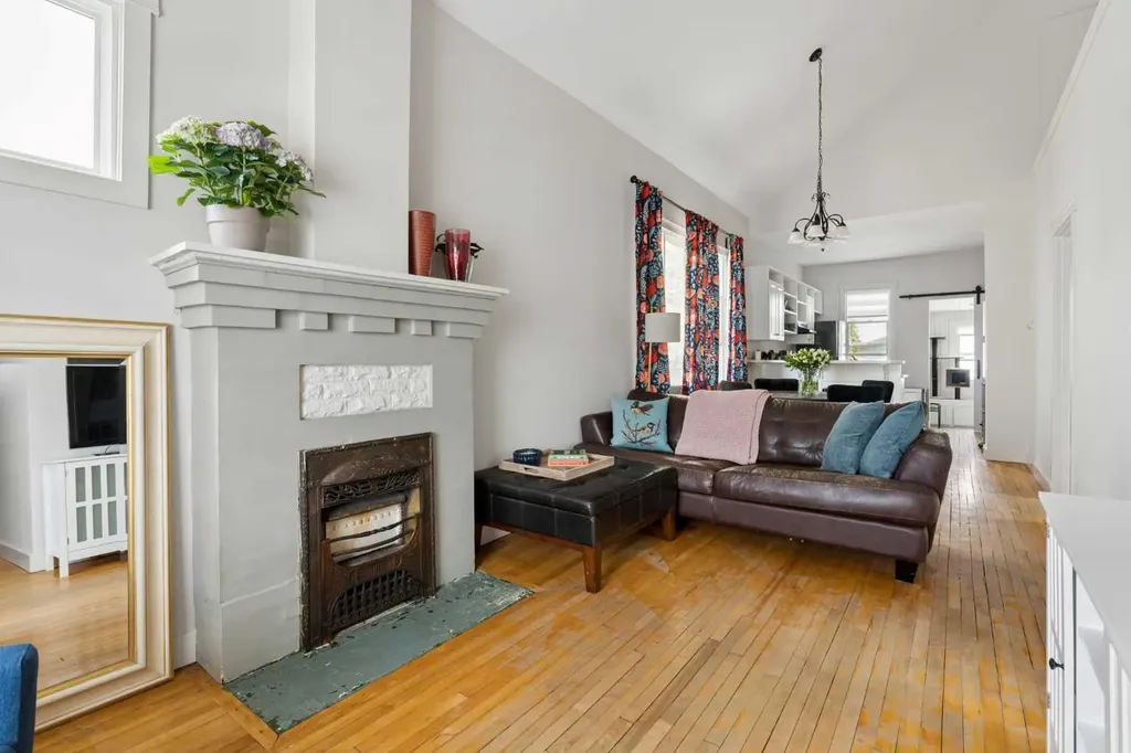128 18 Avenue NE Calgary AB T2E 1M9