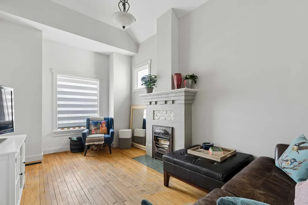 128 18 Avenue NE Calgary AB T2E 1M9