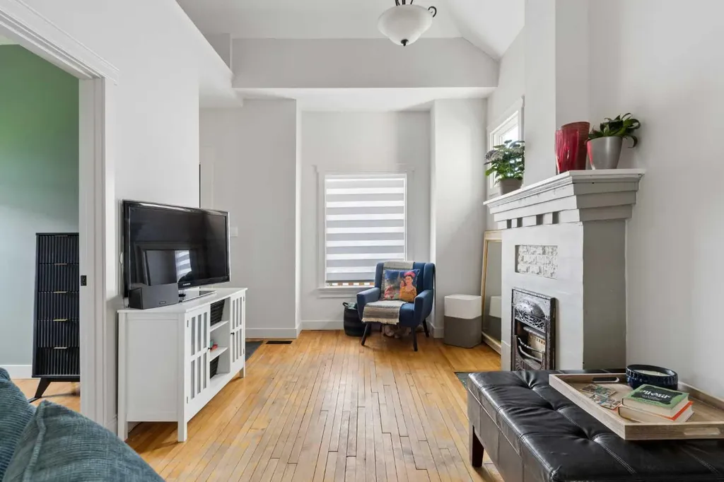 128 18 Avenue NE Calgary AB T2E 1M9