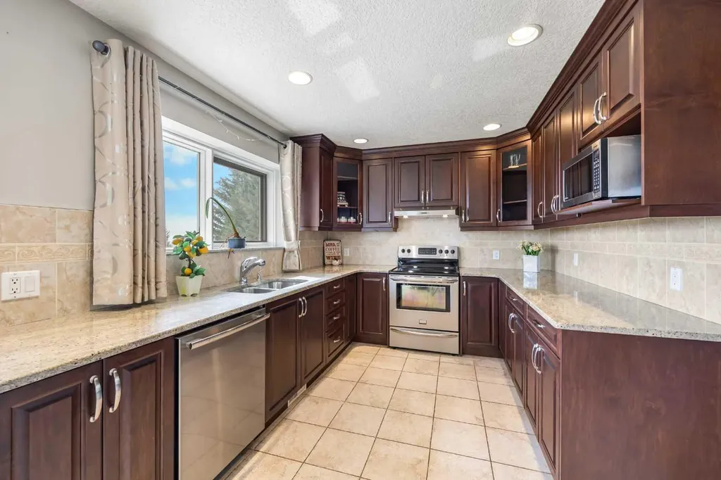 2740 Signal Ridge View SW Calgary AB T3H 2J5