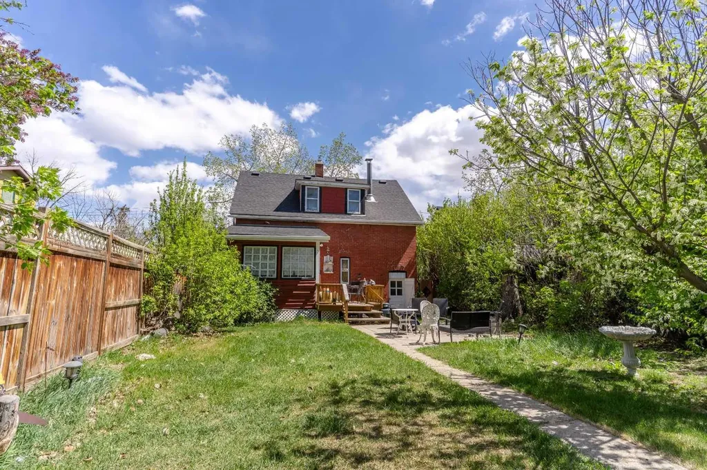 1613 17a Street SE Calgary AB T2G 3W8