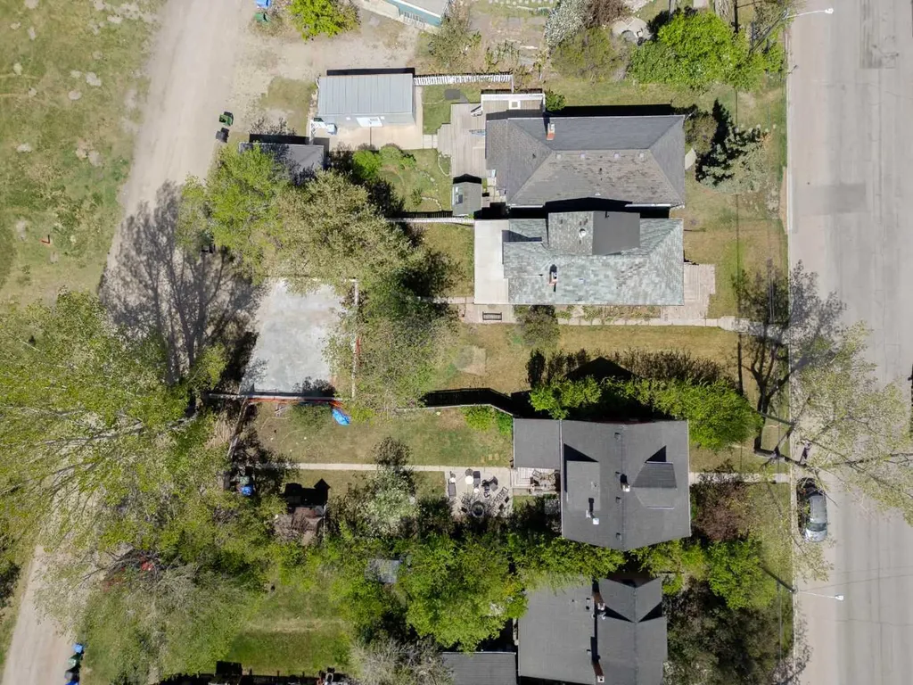 1613 17a Street SE Calgary AB T2G 3W8