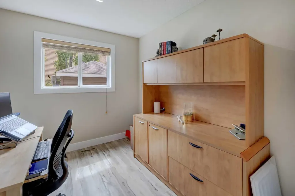 8 Canoe Road SW Airdrie AB T4B 2N3